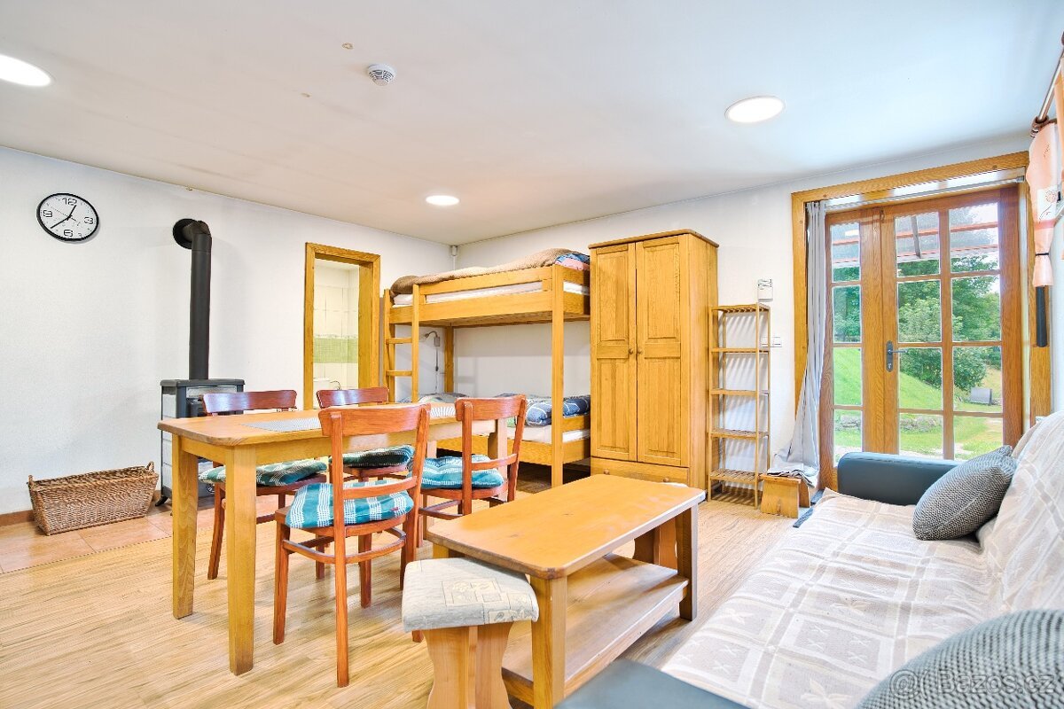 Prodej pozemku 1.421 m², vybudované 1. podlaží chaty, garáž,