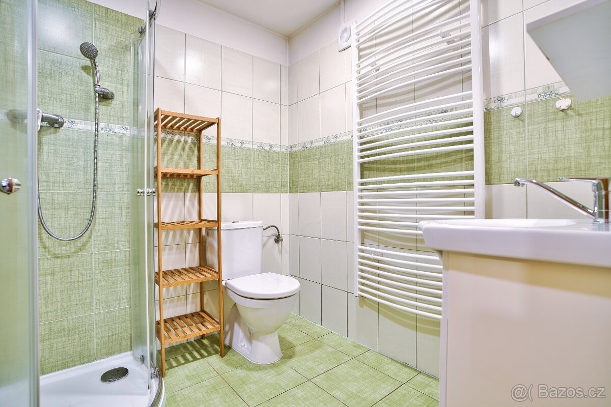 Prodej pozemku 1.421 m², vybudované 1. podlaží chaty, garáž,