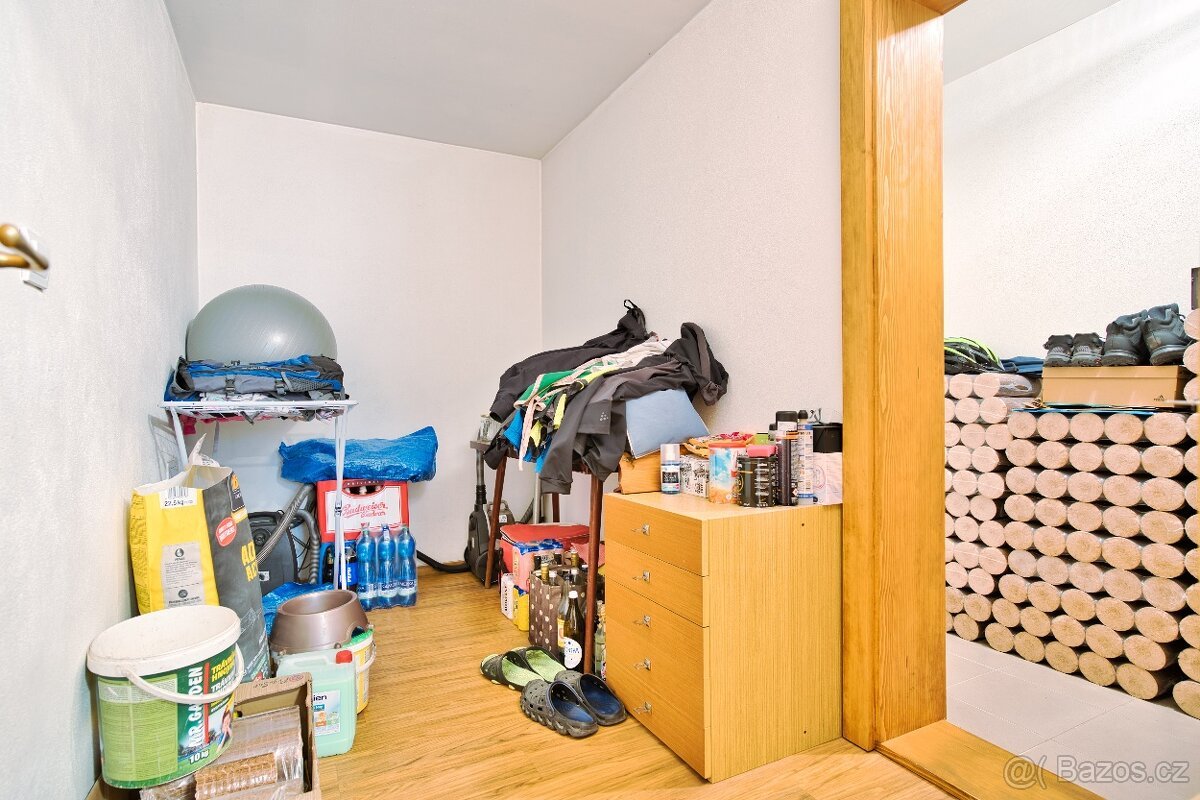 Prodej pozemku 1.421 m², vybudované 1. podlaží chaty, garáž,