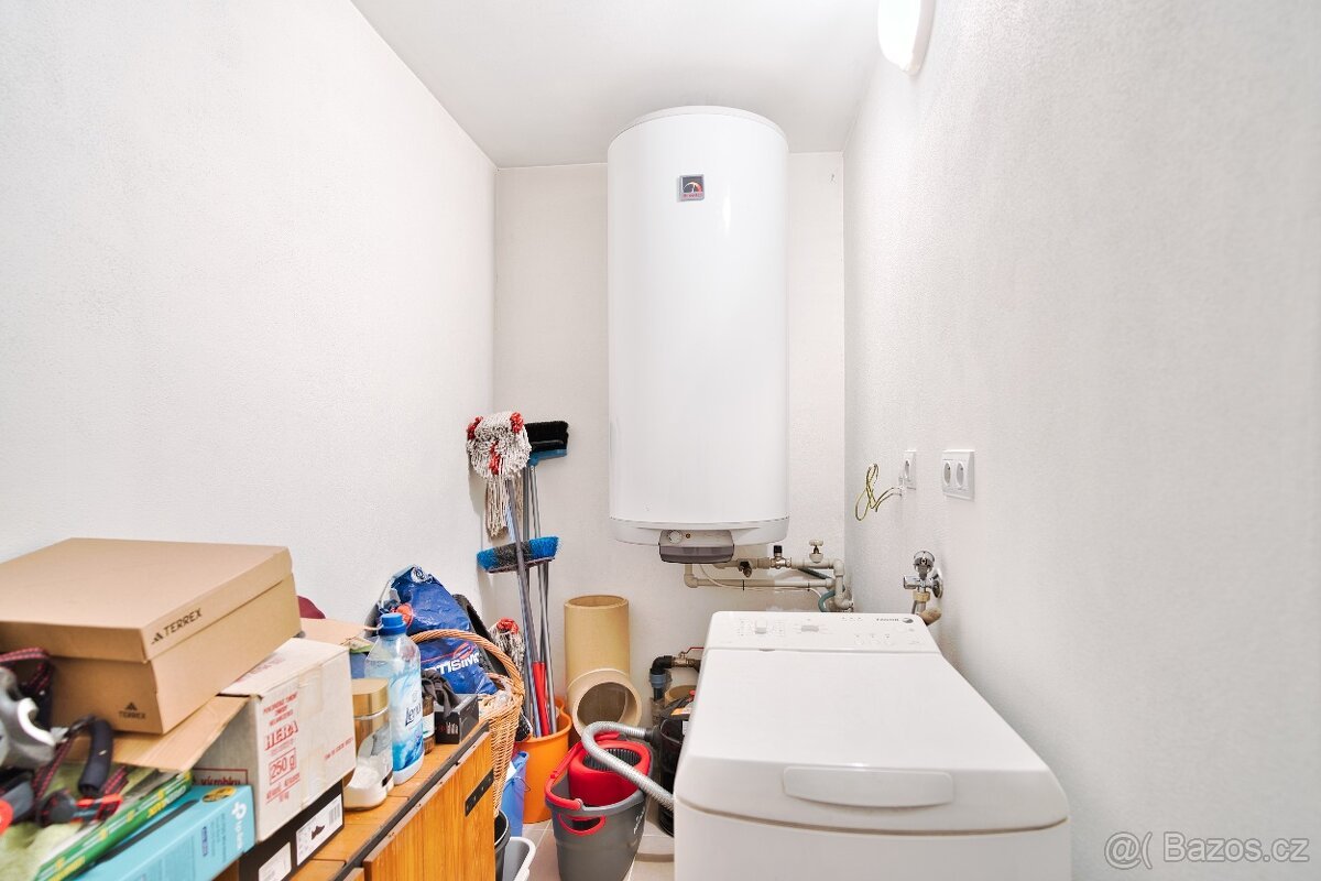Prodej pozemku 1.421 m², vybudované 1. podlaží chaty, garáž,