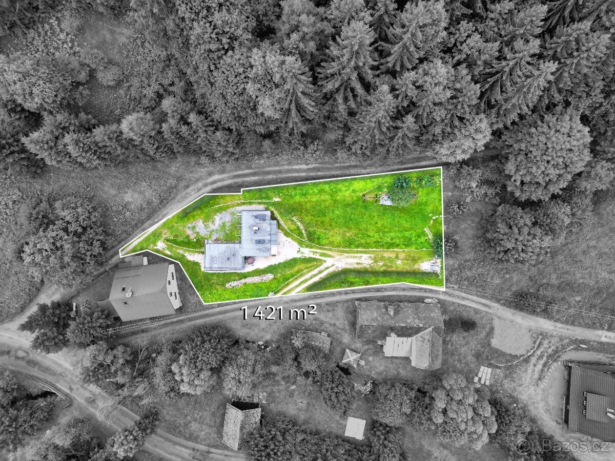 Prodej pozemku 1.421 m², vybudované 1. podlaží chaty, garáž,