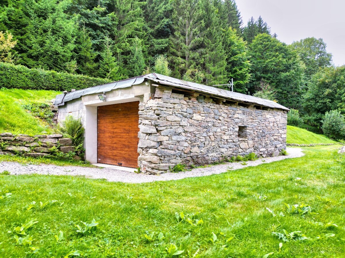 Prodej pozemku 1.421 m², vybudované 1. podlaží chaty, garáž,