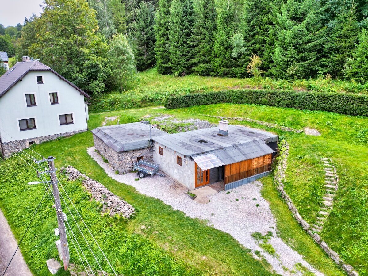 Prodej pozemku 1.421 m², vybudované 1. podlaží chaty, garáž,