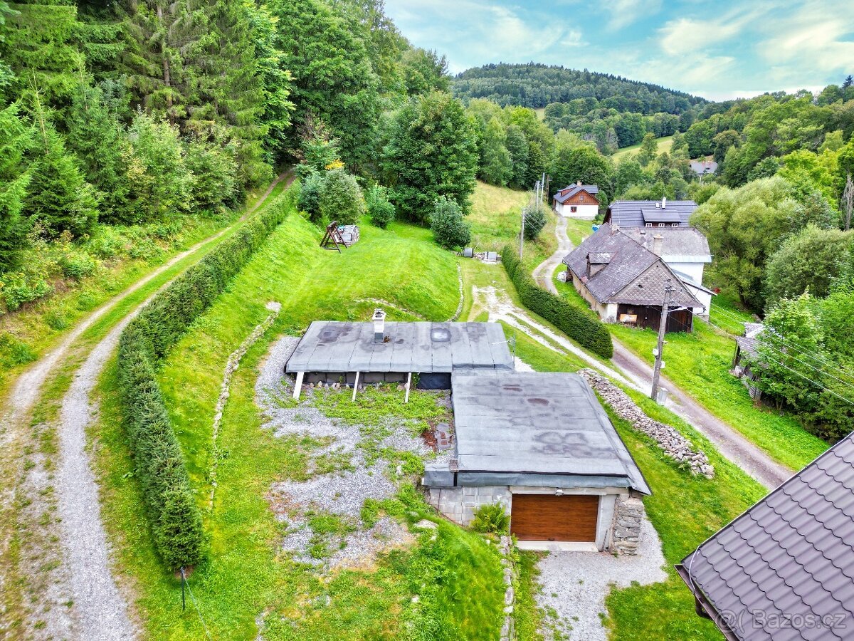 Prodej pozemku 1.421 m², vybudované 1. podlaží chaty, garáž,