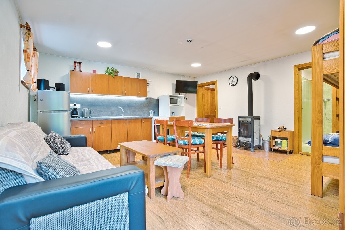 Prodej pozemku 1.421 m², vybudované 1. podlaží chaty, garáž,