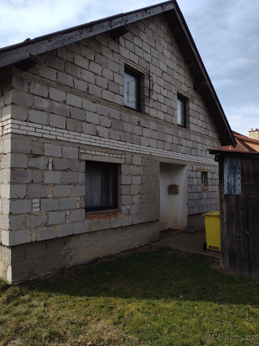 Prodám stavební pozemek s hrubou stavbou