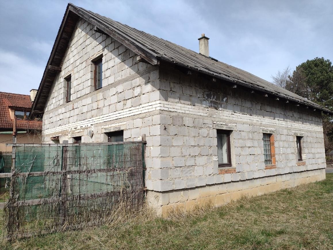 Prodám stavební pozemek s hrubou stavbou