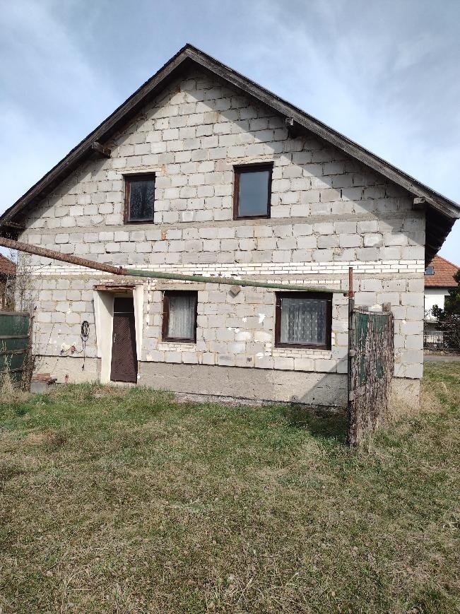 Prodám stavební pozemek s hrubou stavbou