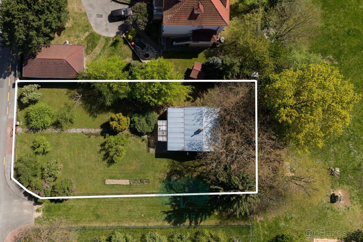 Stavební pozemek 947 m² s dřevěnou chatou v klidné vilové čt