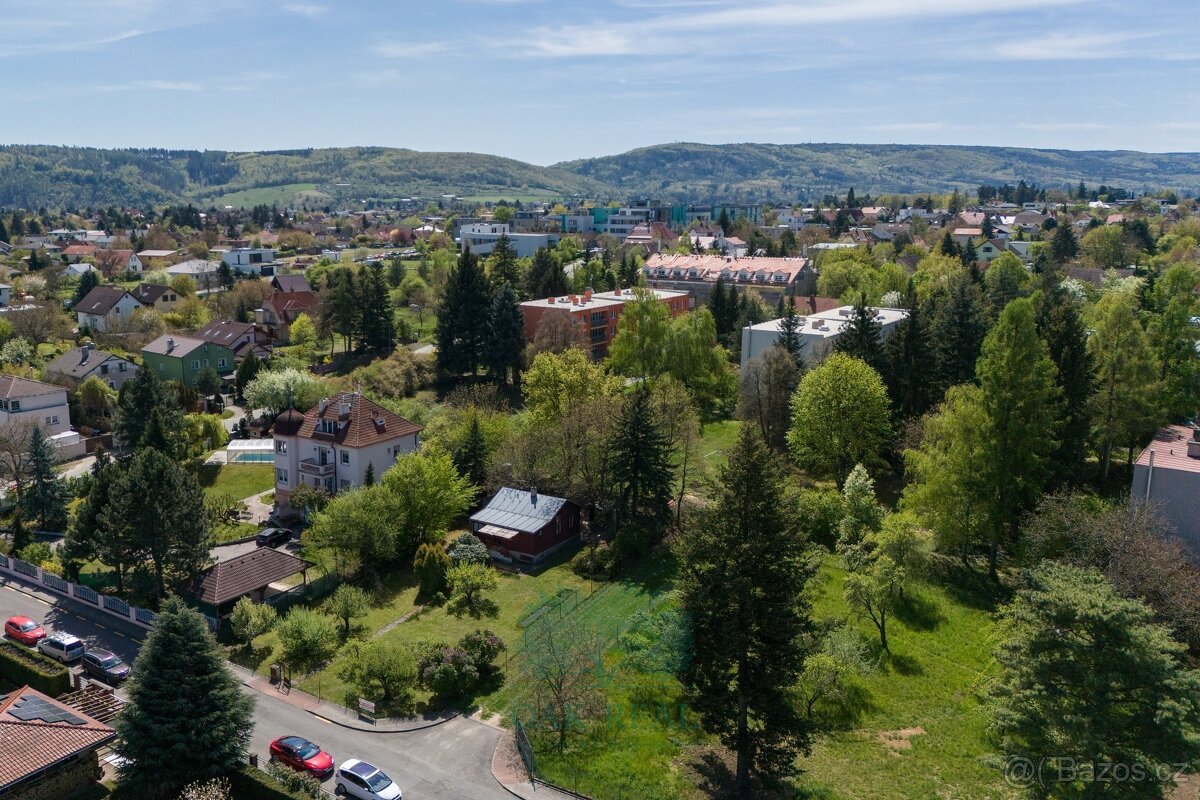Stavební pozemek 947 m² s dřevěnou chatou v klidné vilové čt