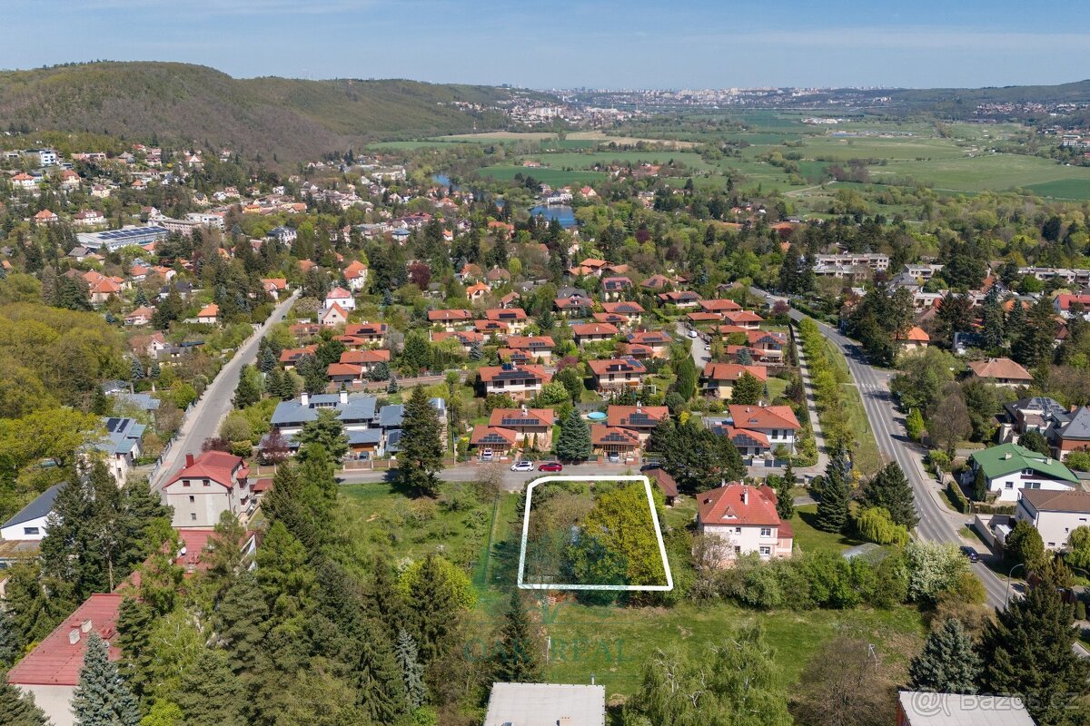 Stavební pozemek 947 m² s dřevěnou chatou v klidné vilové čt