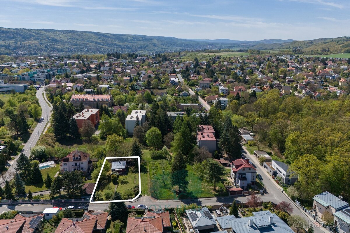 Stavební pozemek 947 m² s dřevěnou chatou v klidné vilové čt