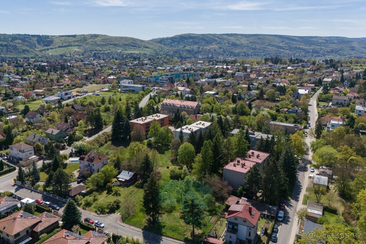 Stavební pozemek 947 m² s dřevěnou chatou v klidné vilové čt