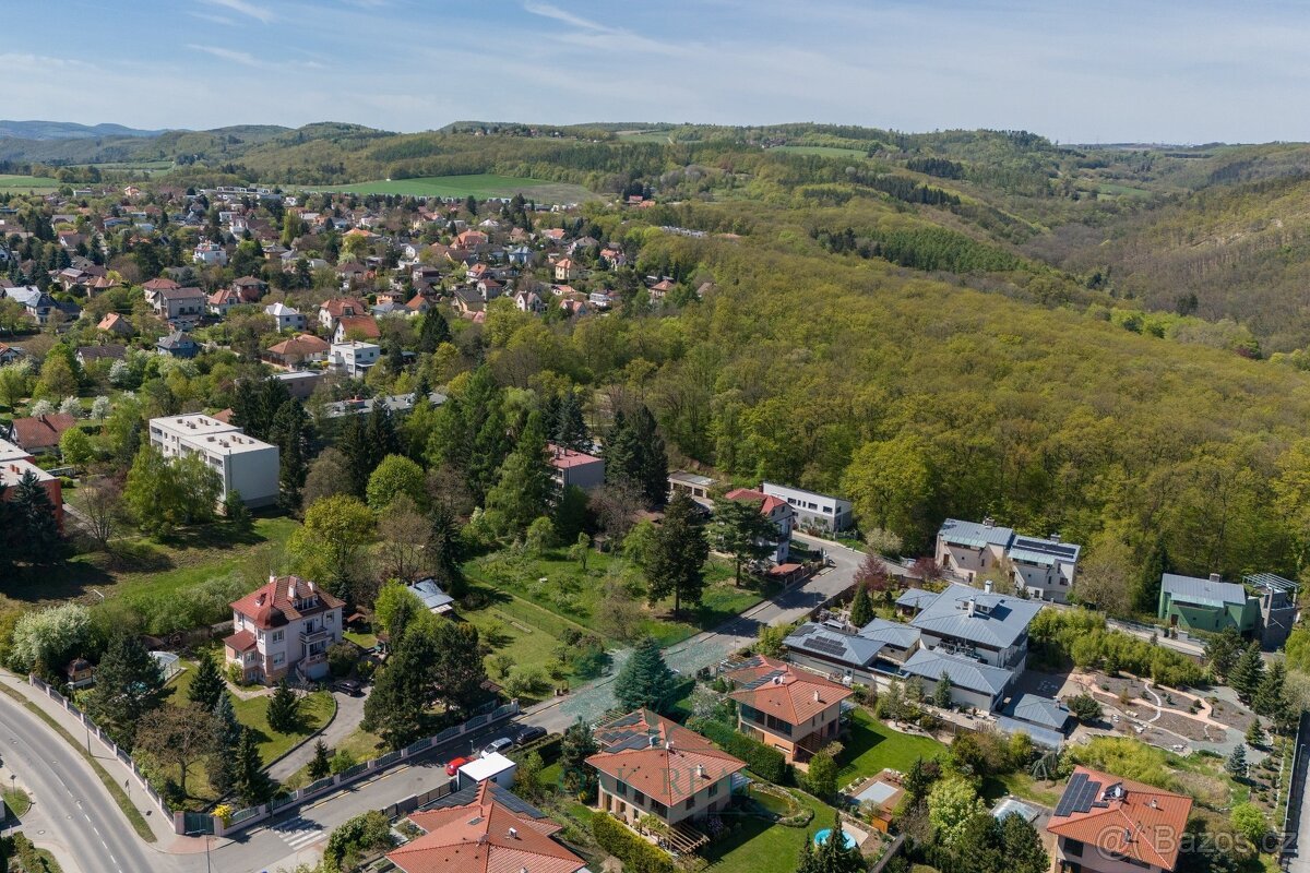 Stavební pozemek 947 m² s dřevěnou chatou v klidné vilové čt