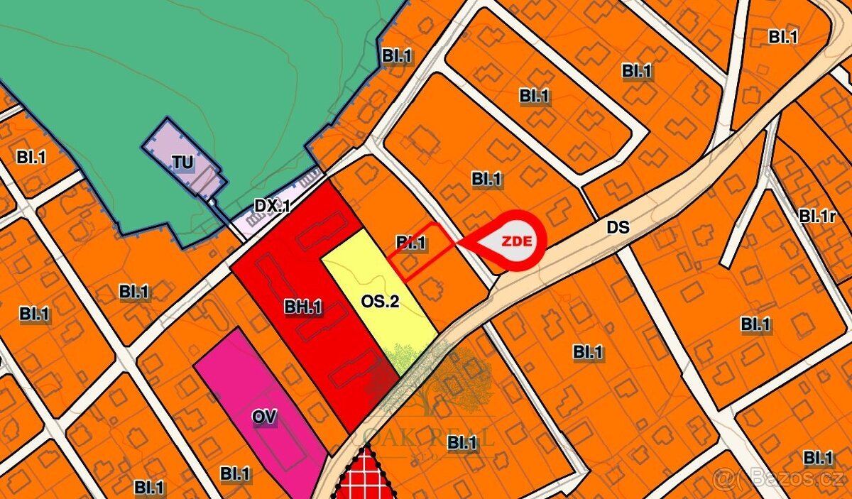 Stavební pozemek 947 m² s dřevěnou chatou v klidné vilové čt
