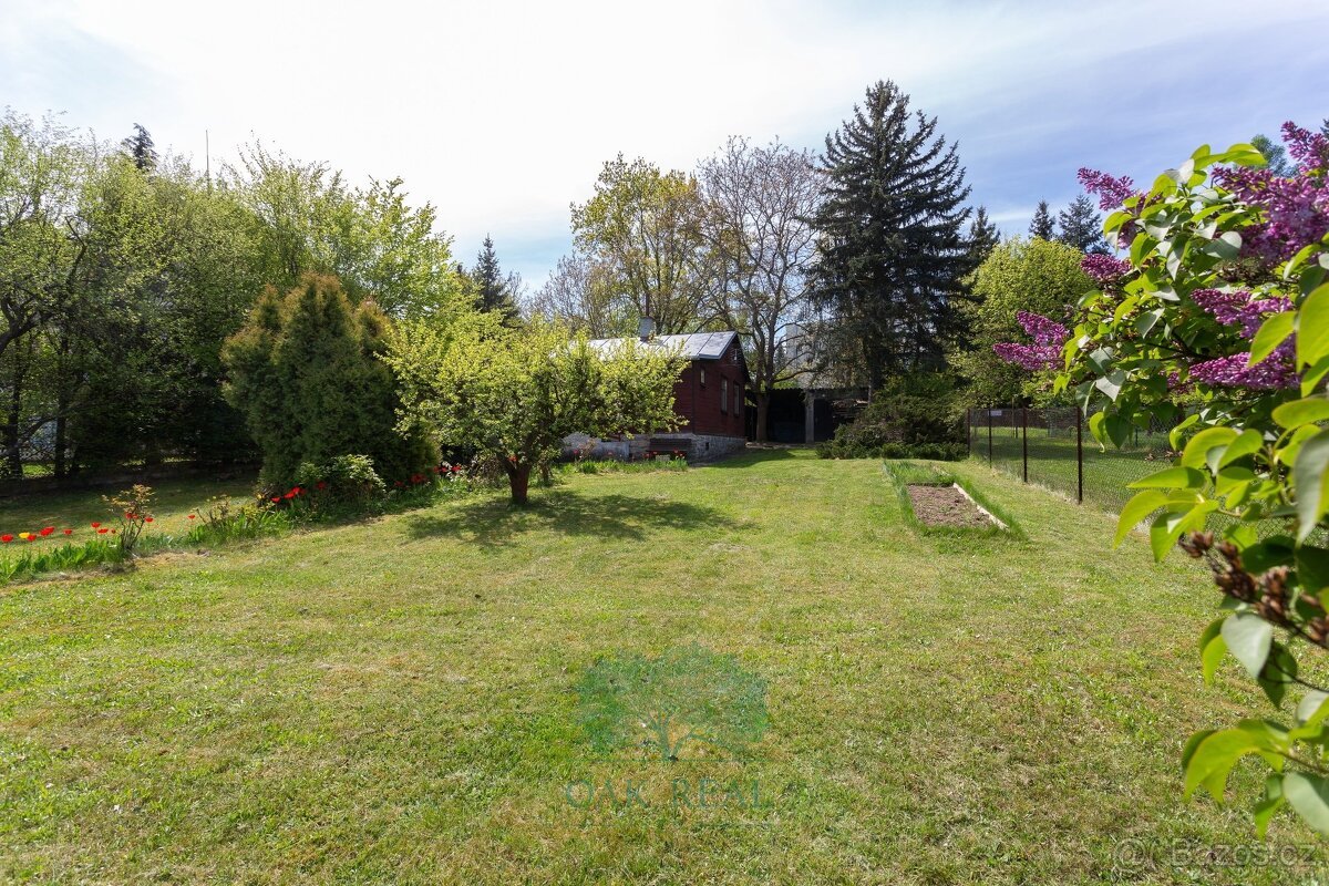 Stavební pozemek 947 m² s dřevěnou chatou v klidné vilové čt