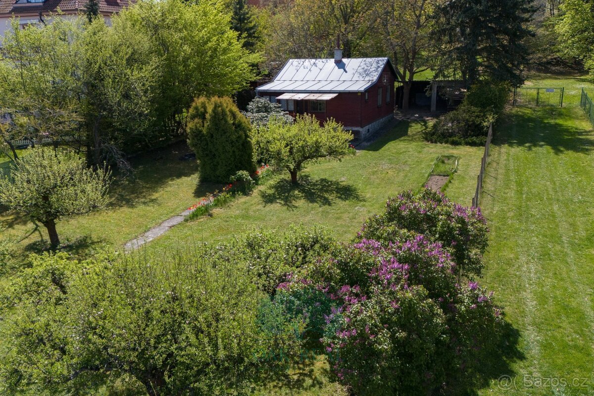 Stavební pozemek 947 m² s dřevěnou chatou v klidné vilové čt