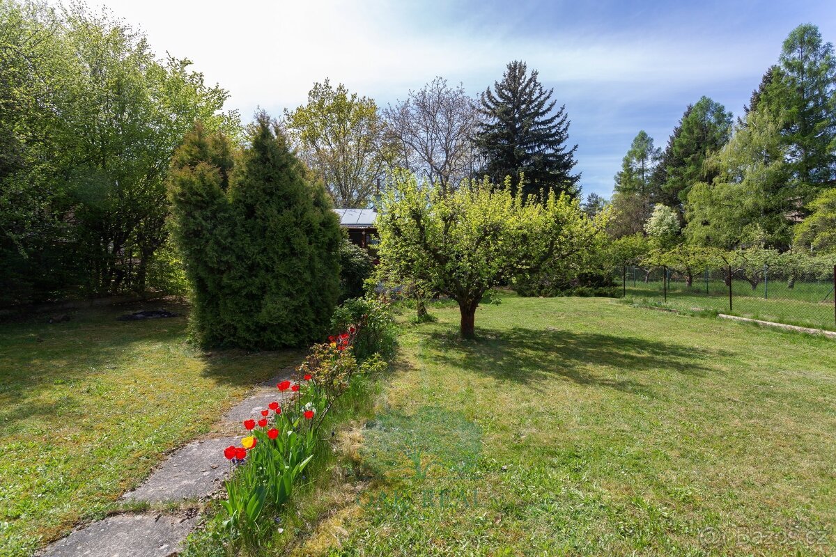 Stavební pozemek 947 m² s dřevěnou chatou v klidné vilové čt