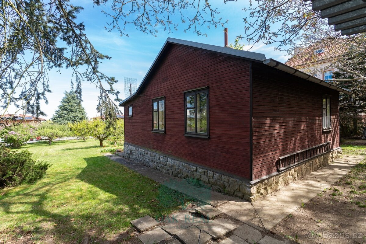 Stavební pozemek 947 m² s dřevěnou chatou v klidné vilové čt