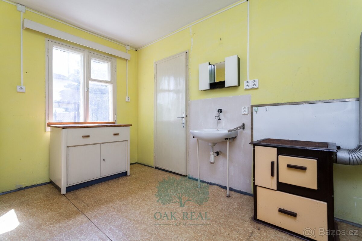 Stavební pozemek 947 m² s dřevěnou chatou v klidné vilové čt