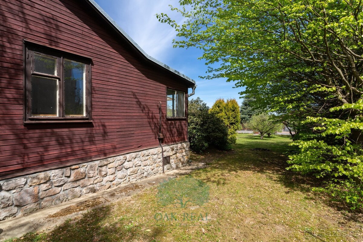 Stavební pozemek 947 m² s dřevěnou chatou v klidné vilové čt
