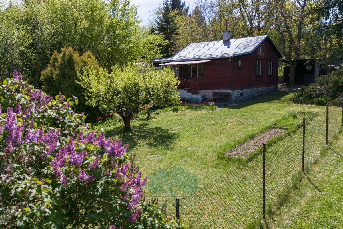 Stavební pozemek 947 m² s dřevěnou chatou v klidné vilové čt