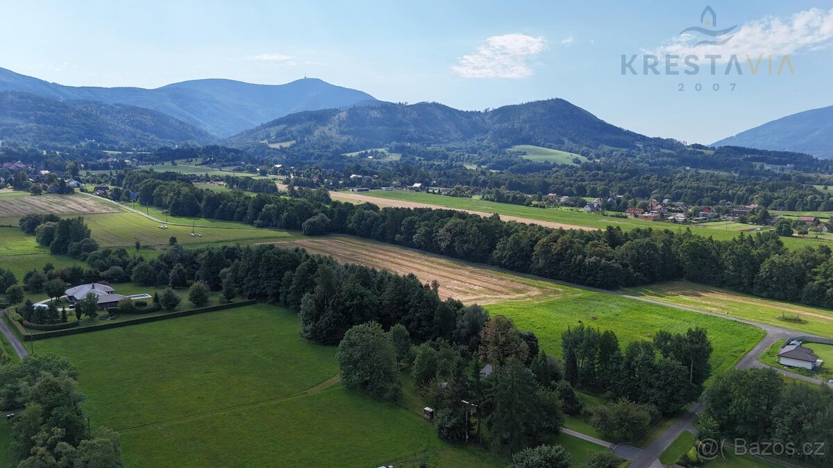 Stavební pozemek 2 437 m2, jihozápadní mírný svah, voda, el.