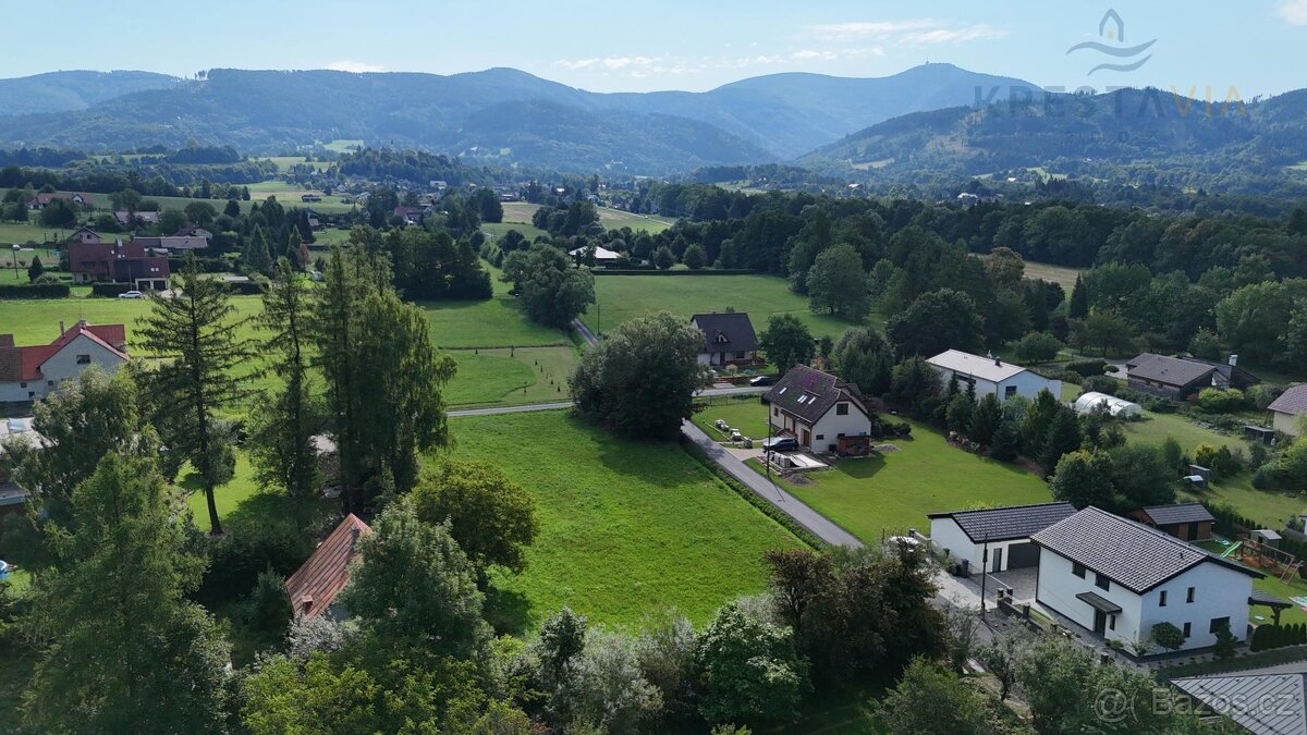 Stavební pozemek 2 437 m2, jihozápadní mírný svah, voda, el.