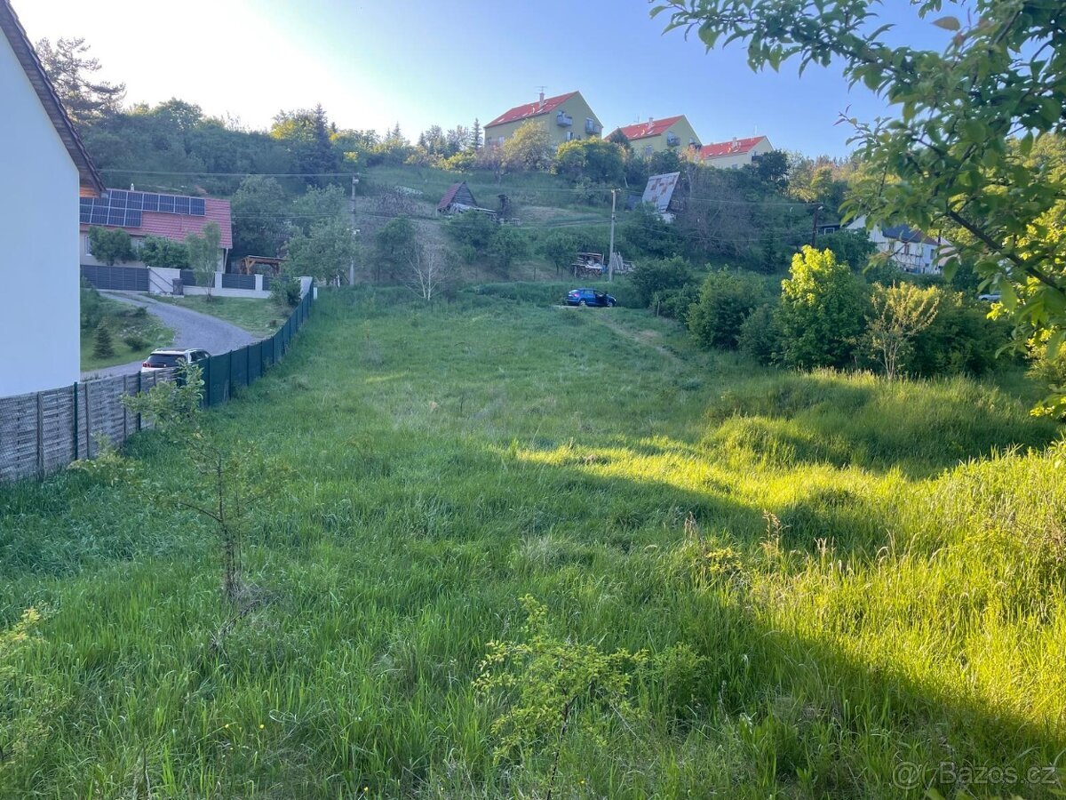Prodej stavebního pozemku v Kanicích 1928m2