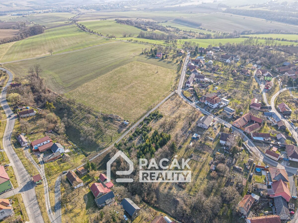 Výjimečný stavební pozemek 4 220 m² – klid, prostor a invest