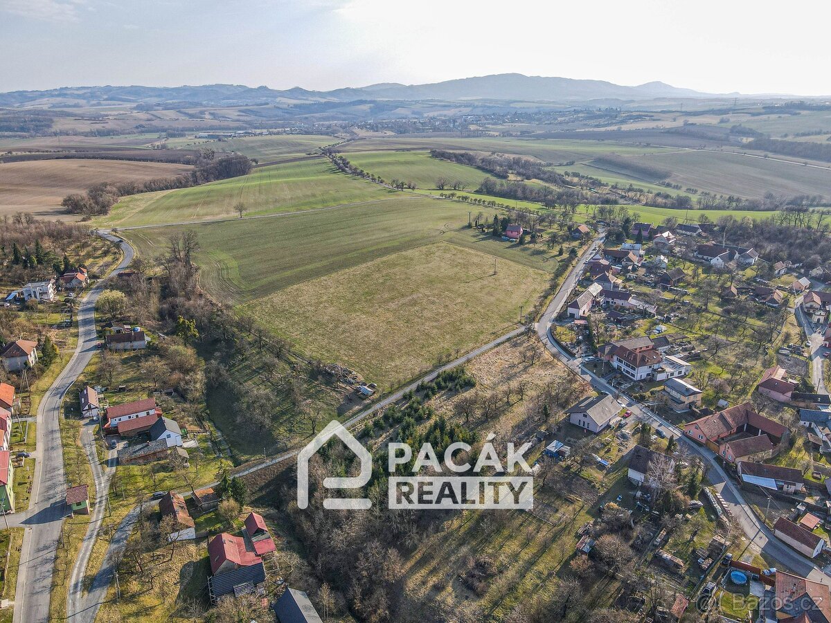 Výjimečný stavební pozemek 4 220 m² – klid, prostor a invest