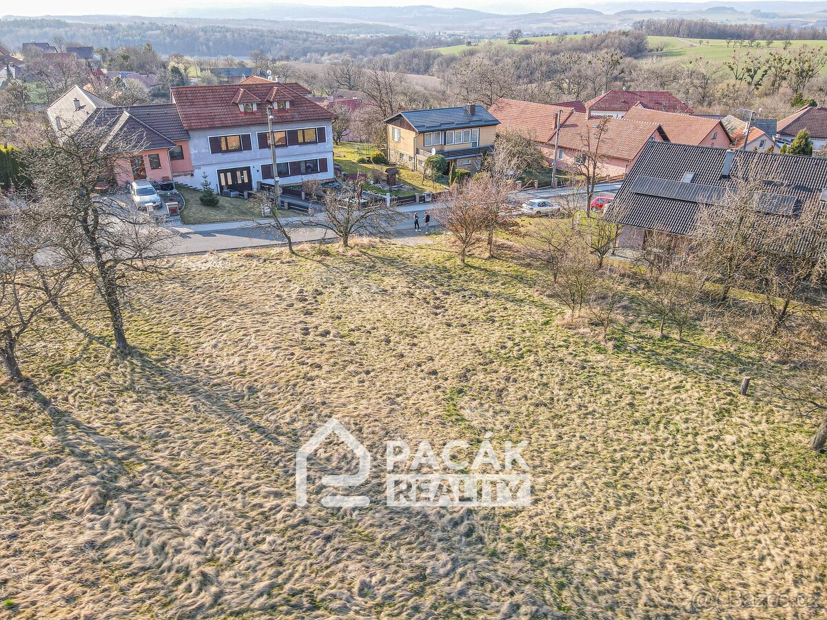 Výjimečný stavební pozemek 4 220 m² – klid, prostor a invest