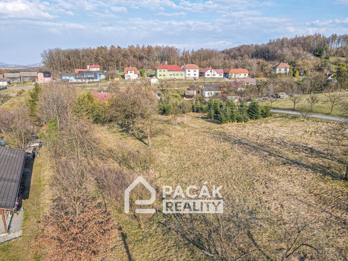 Výjimečný stavební pozemek 4 220 m² – klid, prostor a invest