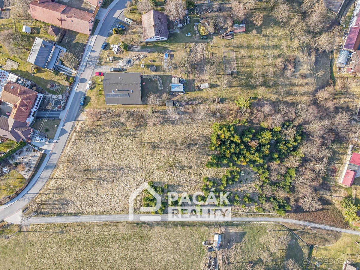 Výjimečný stavební pozemek 4 220 m² – klid, prostor a invest