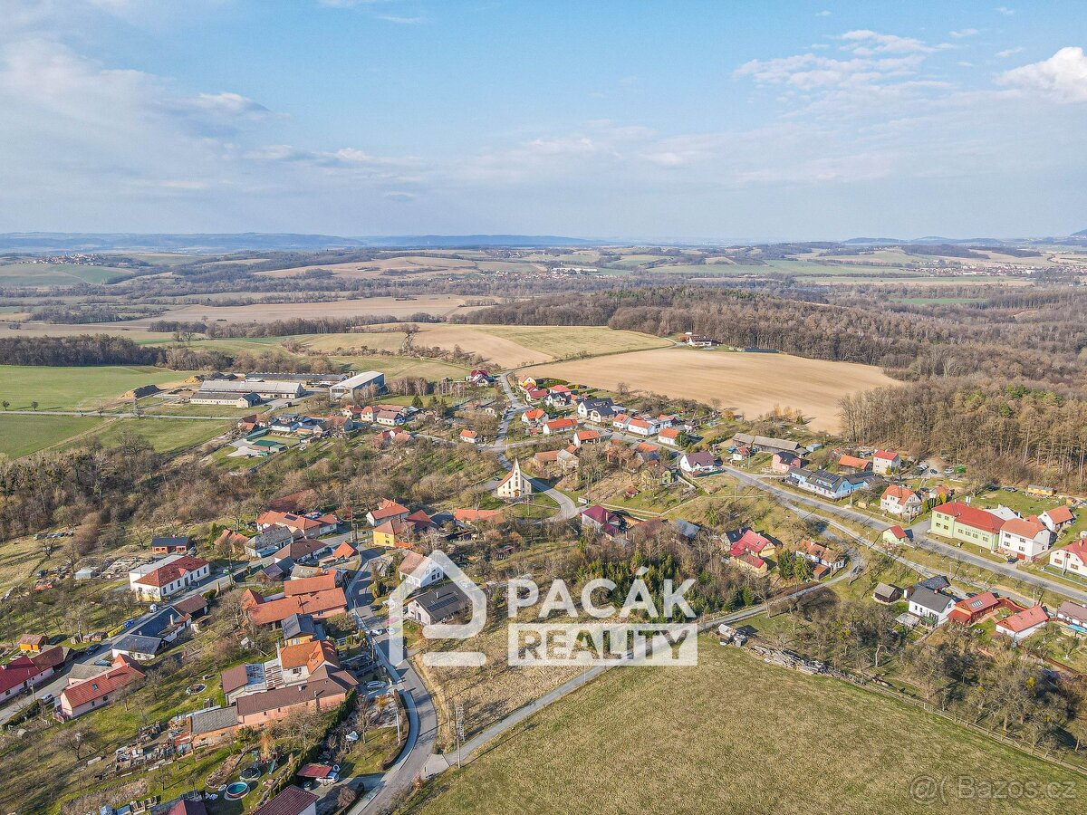 Výjimečný stavební pozemek 4 220 m² – klid, prostor a invest