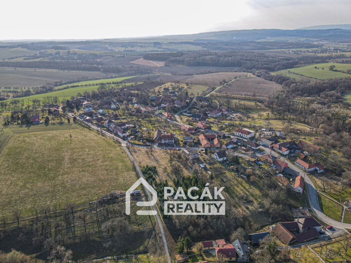 Výjimečný stavební pozemek 4 220 m² – klid, prostor a invest