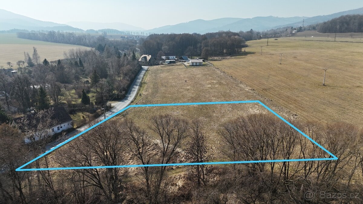 Prodej stavebního pozemku o výměře 4 816 m², Hradec-Nová Ves