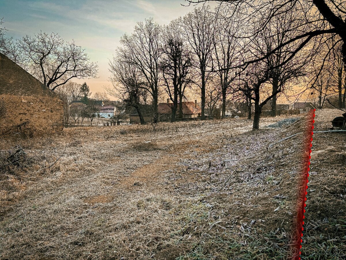 Stavební pozemek 1 753 m² v krásné jihočeské vesnici Útěšov