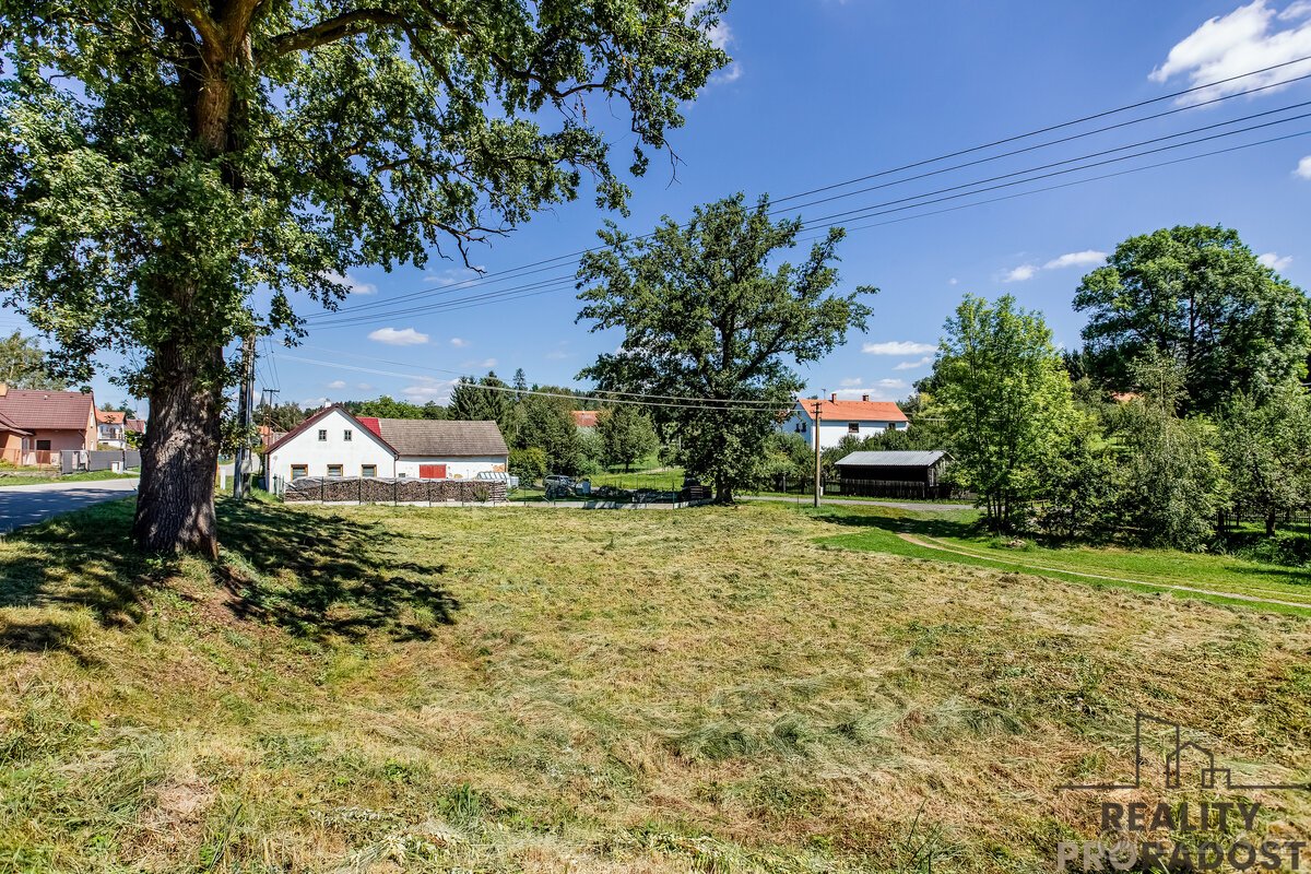 Slunný stavební pozemek 1294 m2 s inženýrskými sítěmi jen 10