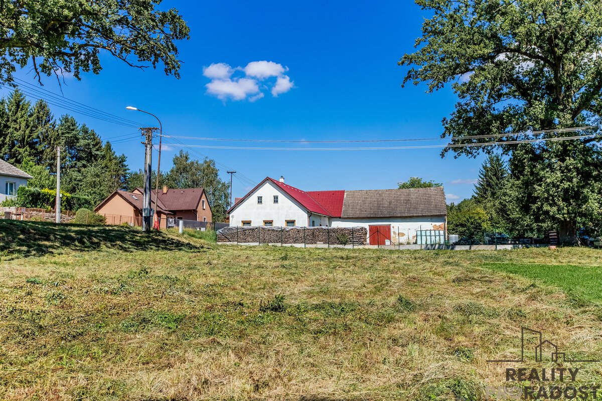 Slunný stavební pozemek 1294 m2 s inženýrskými sítěmi jen 10