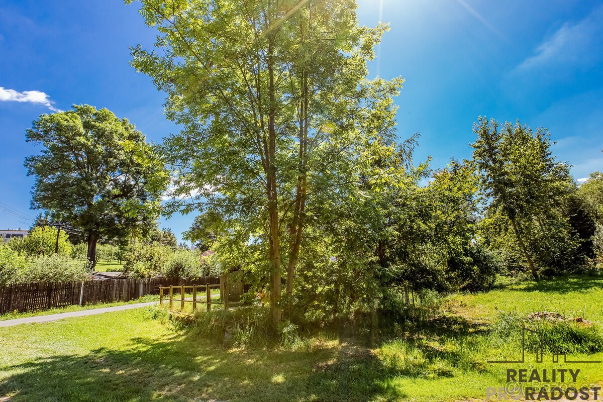 Slunný stavební pozemek 1294 m2 s inženýrskými sítěmi jen 10