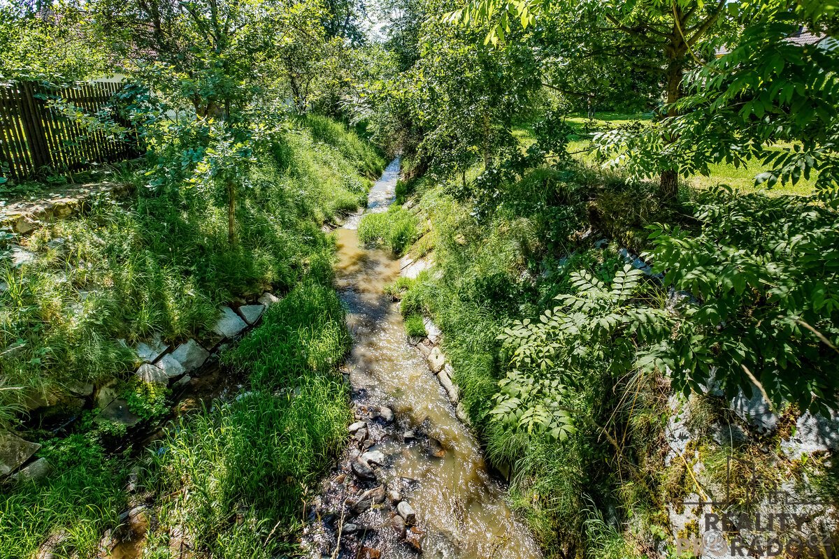 Slunný stavební pozemek 1294 m2 s inženýrskými sítěmi jen 10