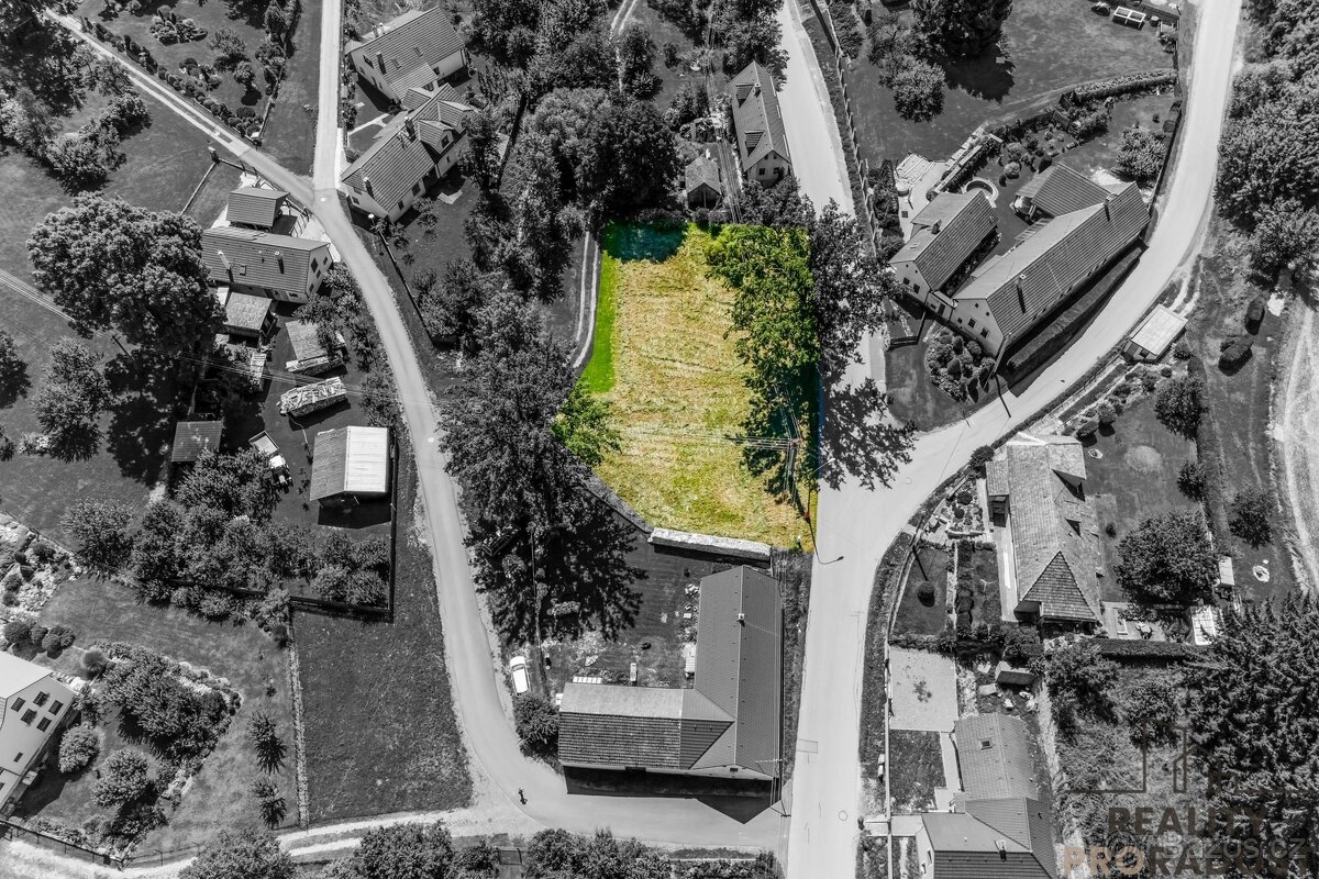 Slunný stavební pozemek 1294 m2 s inženýrskými sítěmi jen 10