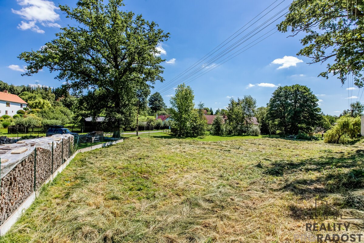 Slunný stavební pozemek 1294 m2 s inženýrskými sítěmi jen 10