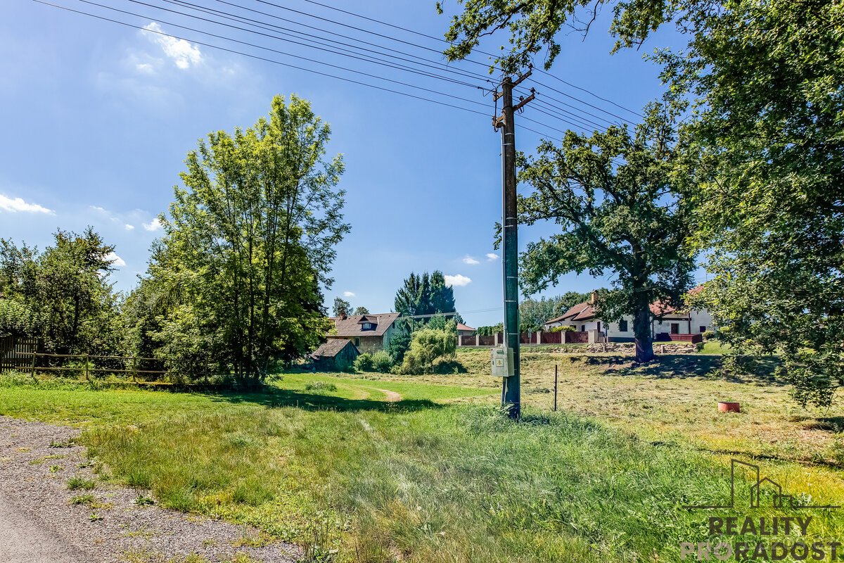 Slunný stavební pozemek 1294 m2 s inženýrskými sítěmi jen 10