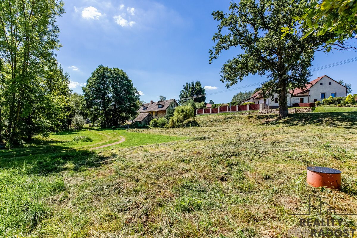 Slunný stavební pozemek 1294 m2 s inženýrskými sítěmi jen 10