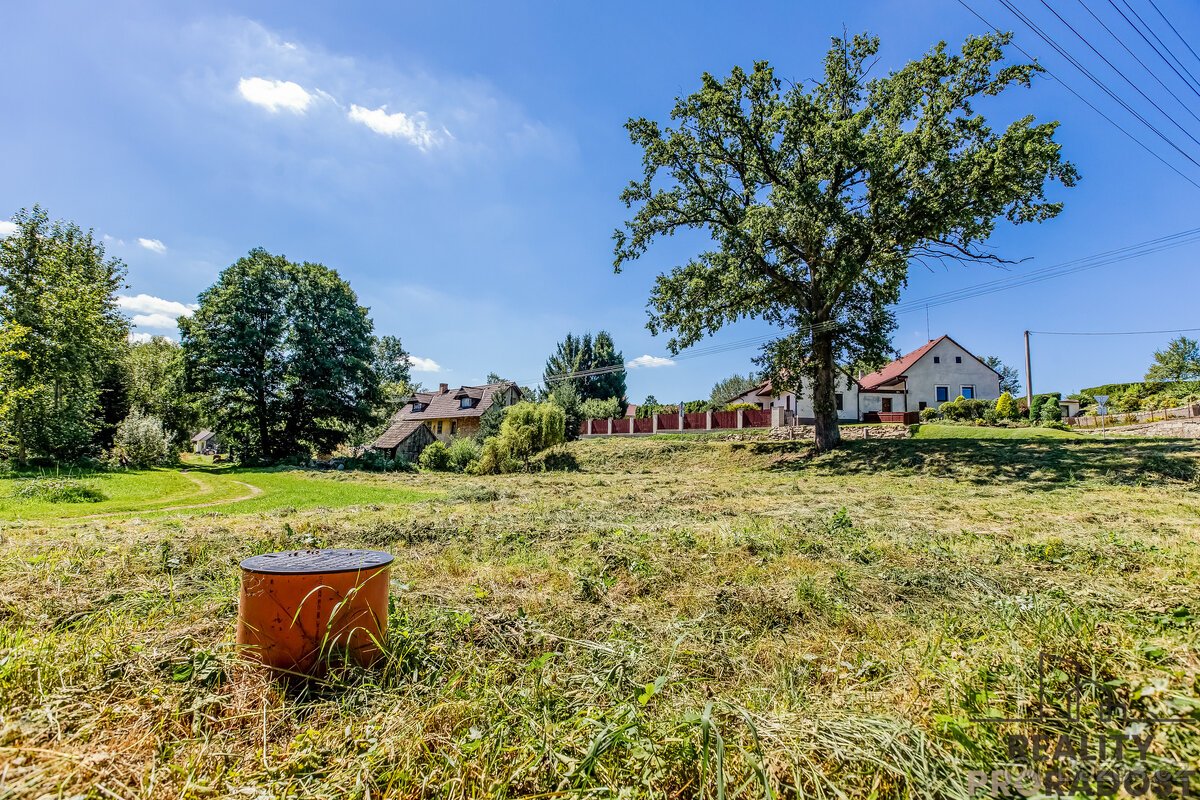 Slunný stavební pozemek 1294 m2 s inženýrskými sítěmi jen 10