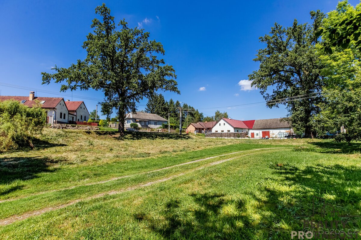 Slunný stavební pozemek 1294 m2 s inženýrskými sítěmi jen 10