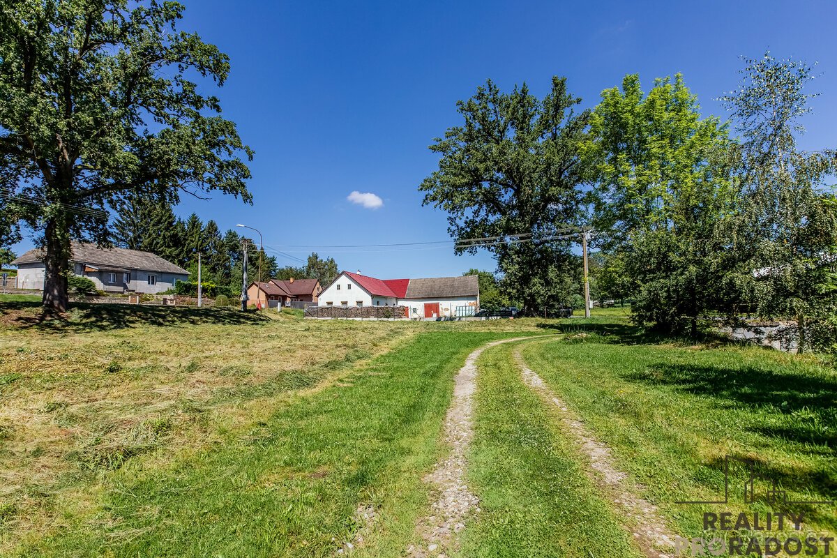 Slunný stavební pozemek 1294 m2 s inženýrskými sítěmi jen 10