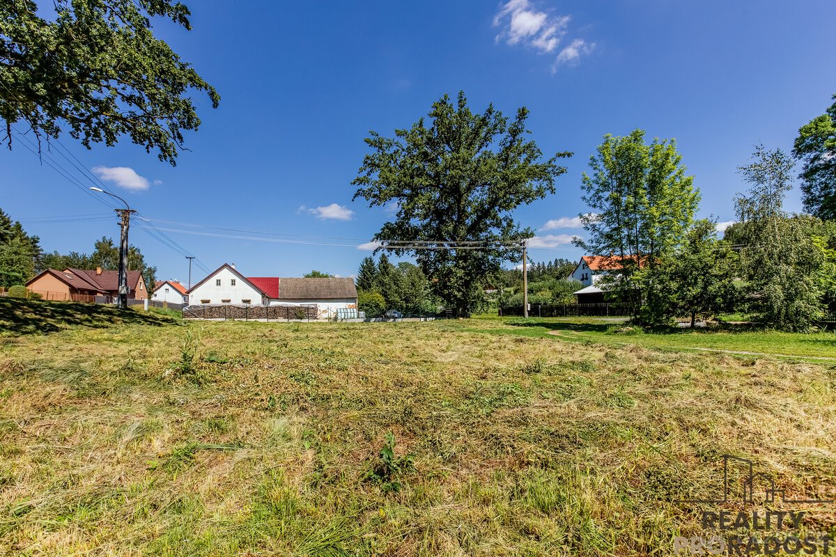 Slunný stavební pozemek 1294 m2 s inženýrskými sítěmi jen 10